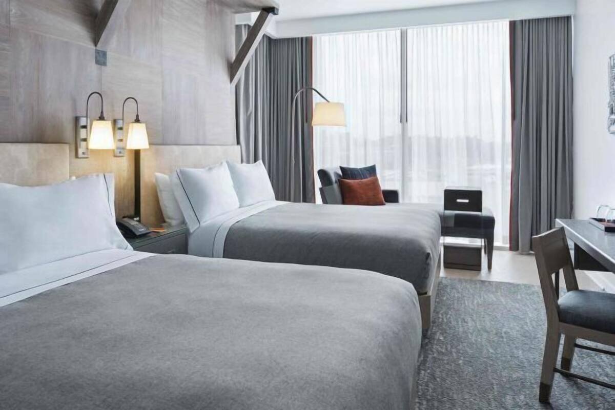 Ylelliset vuodevaatteet, tallelokero huoneessa, työpöytä