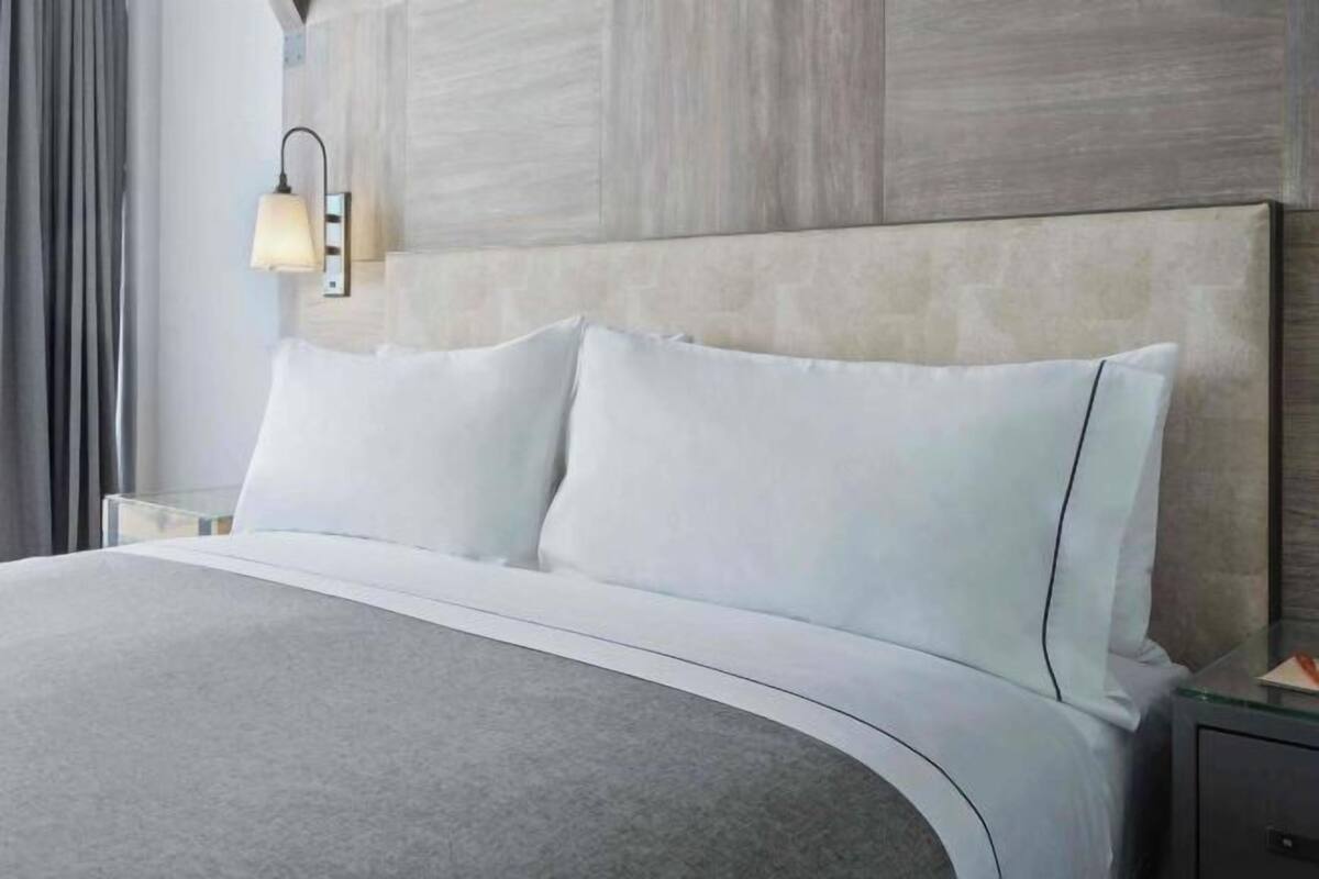 Ylelliset vuodevaatteet, tallelokero huoneessa, työpöytä