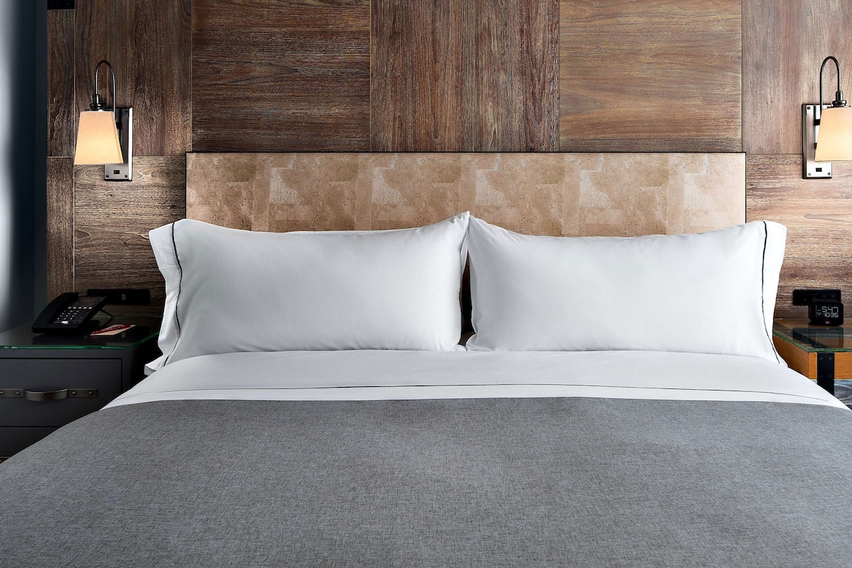 Premium bedding, in-room safe, desk, laptop workspace