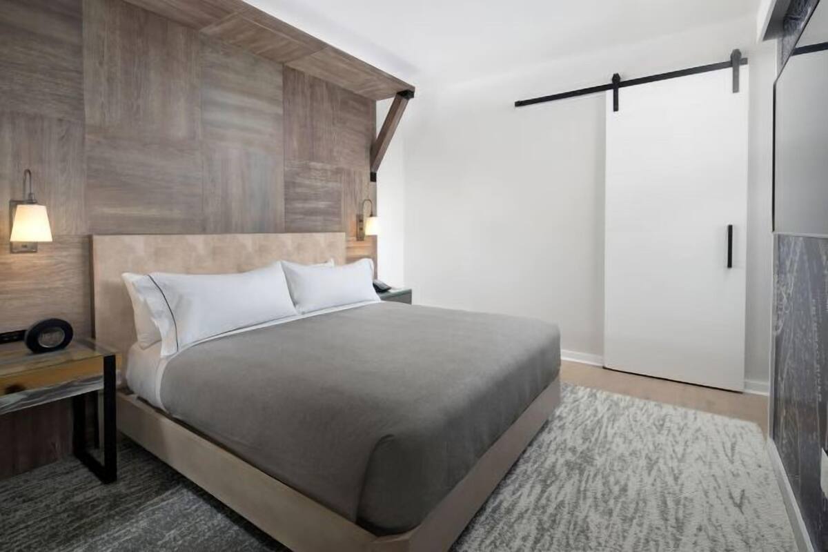 Ylelliset vuodevaatteet, tallelokero huoneessa, työpöytä