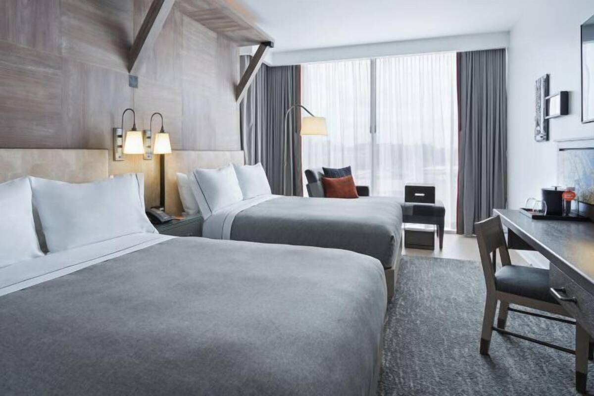 Ylelliset vuodevaatteet, tallelokero huoneessa, työpöytä