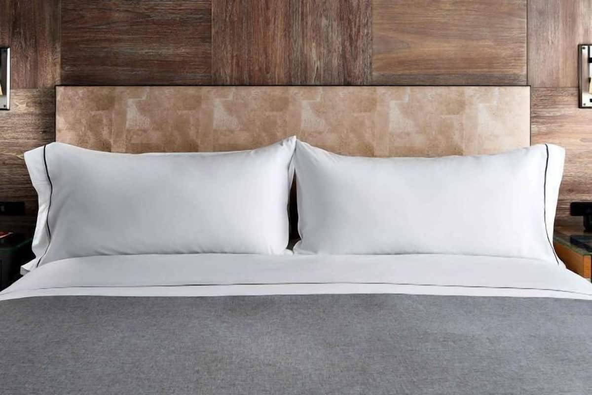 Ylelliset vuodevaatteet, tallelokero huoneessa, työpöytä