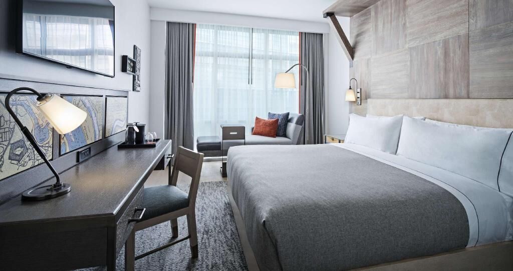 Premium bedding, in-room safe, desk, laptop workspace