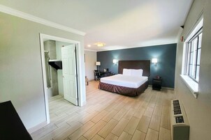 Quarto premium, 1 cama King, acessível | Escrivaninha, ferros/tábuas de passar roupa, Wi-Fi de cortesia