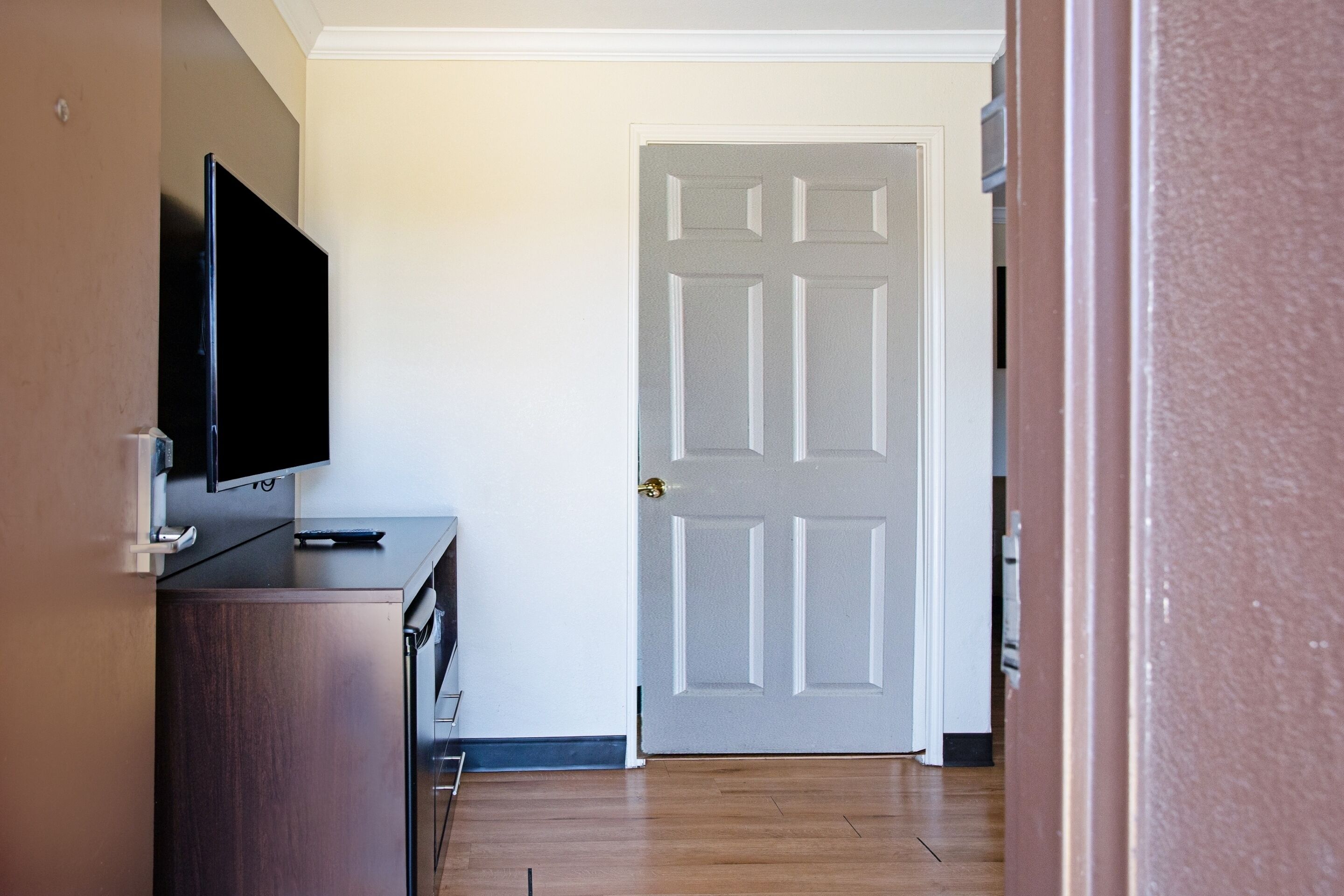 suite, 1 bedroom | television