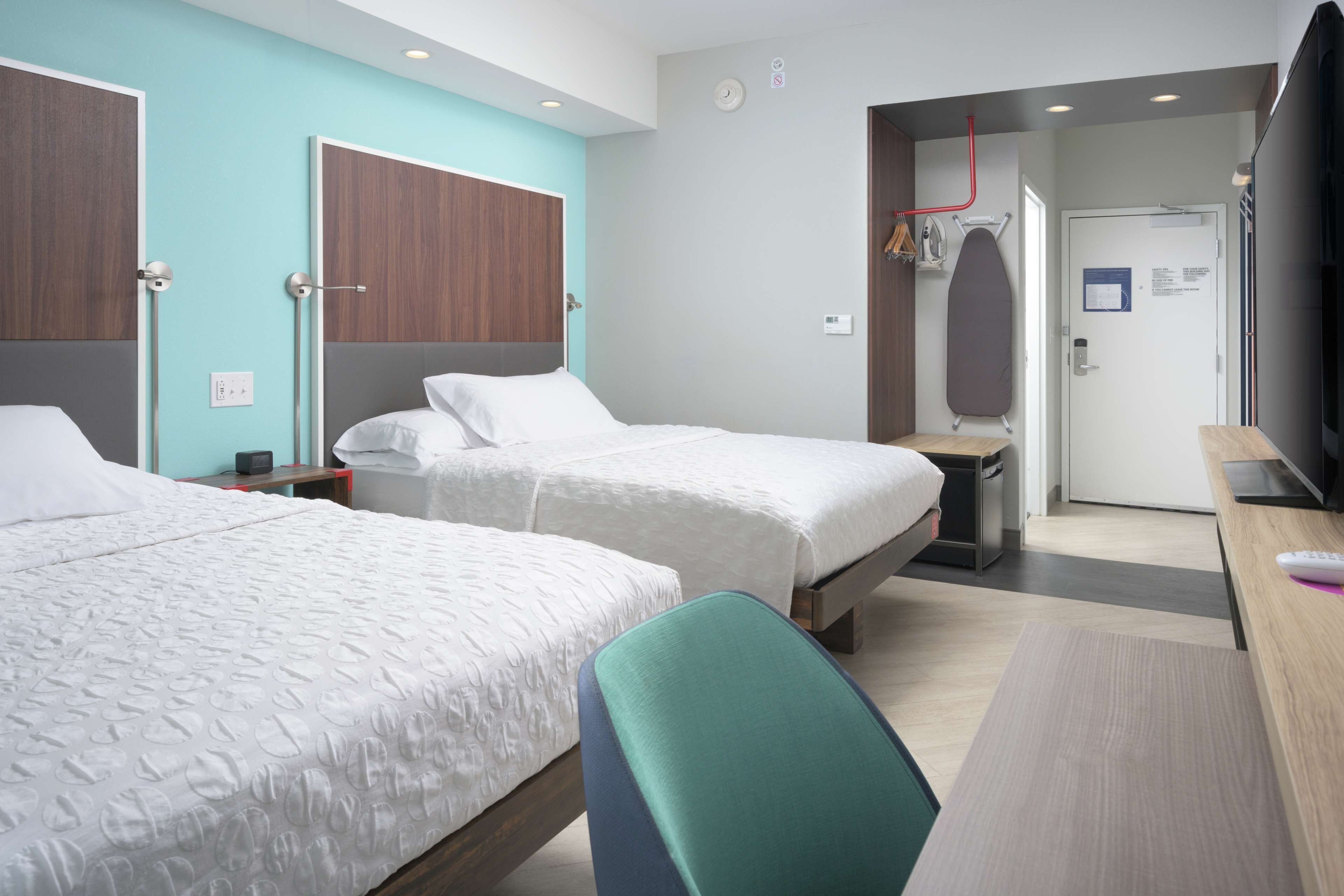 in-room safe, desk, laptop workspace, blackout curtains