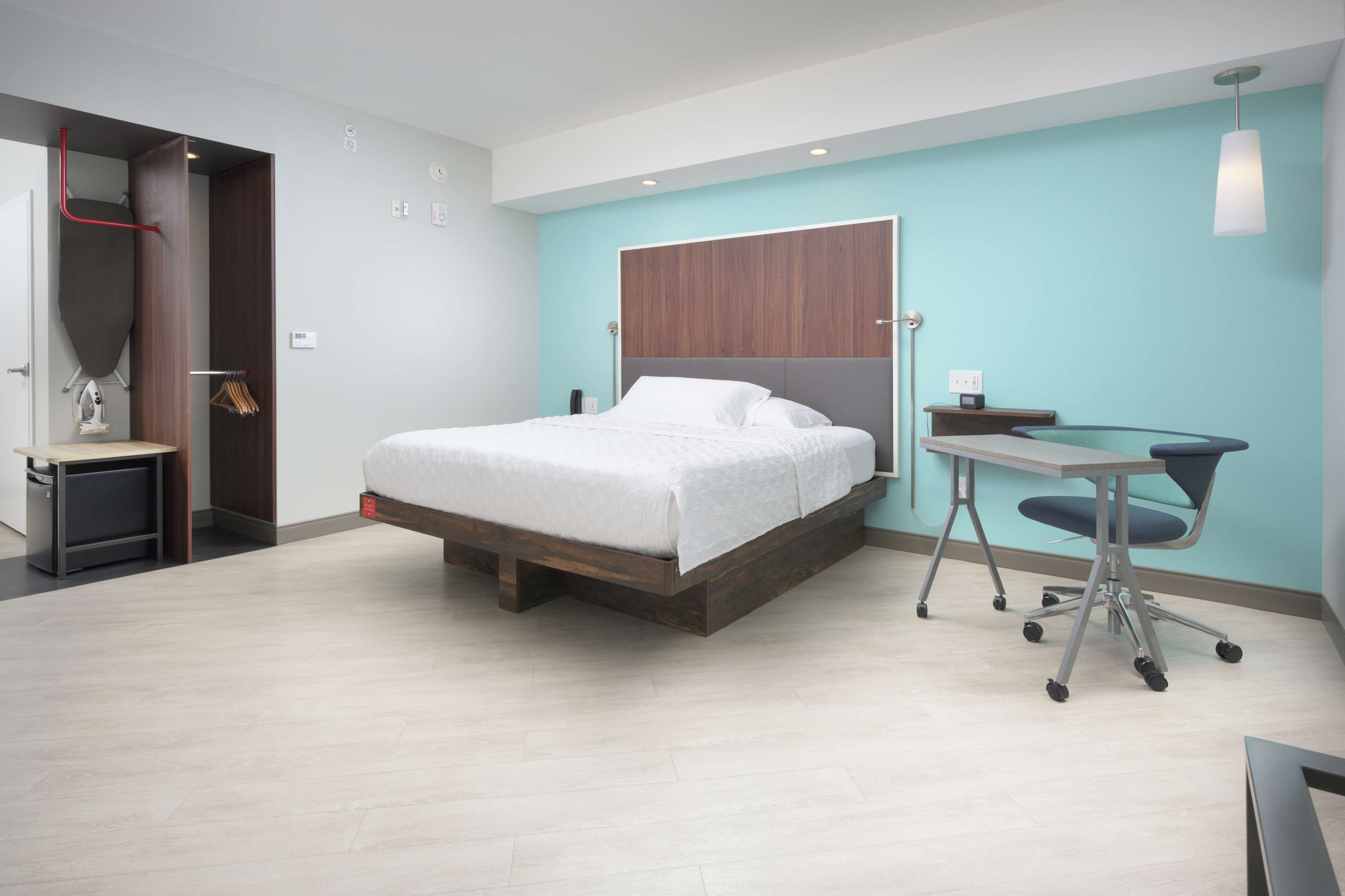 in-room safe, desk, laptop workspace, blackout curtains