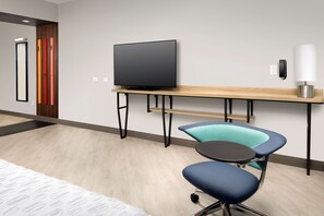 客房内保险箱、办公桌、笔记本电脑工作区、遮光窗帘