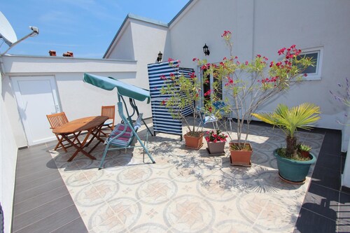 Rooms and apartments Sally