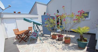 Rooms and apartments Sally