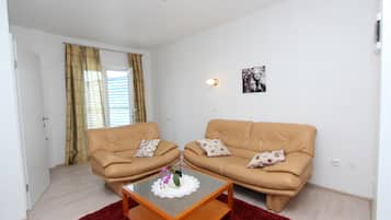 Comfort studio, 1 tweepersoonsbed, balkon | Woonruimte | Televisie