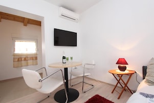 Comfort Stüdyo, 1 Çift Kişilik Yatak, Balkon | Ütü/ütü masası, ücretsiz kablosuz İnternet, çarşaf takımı