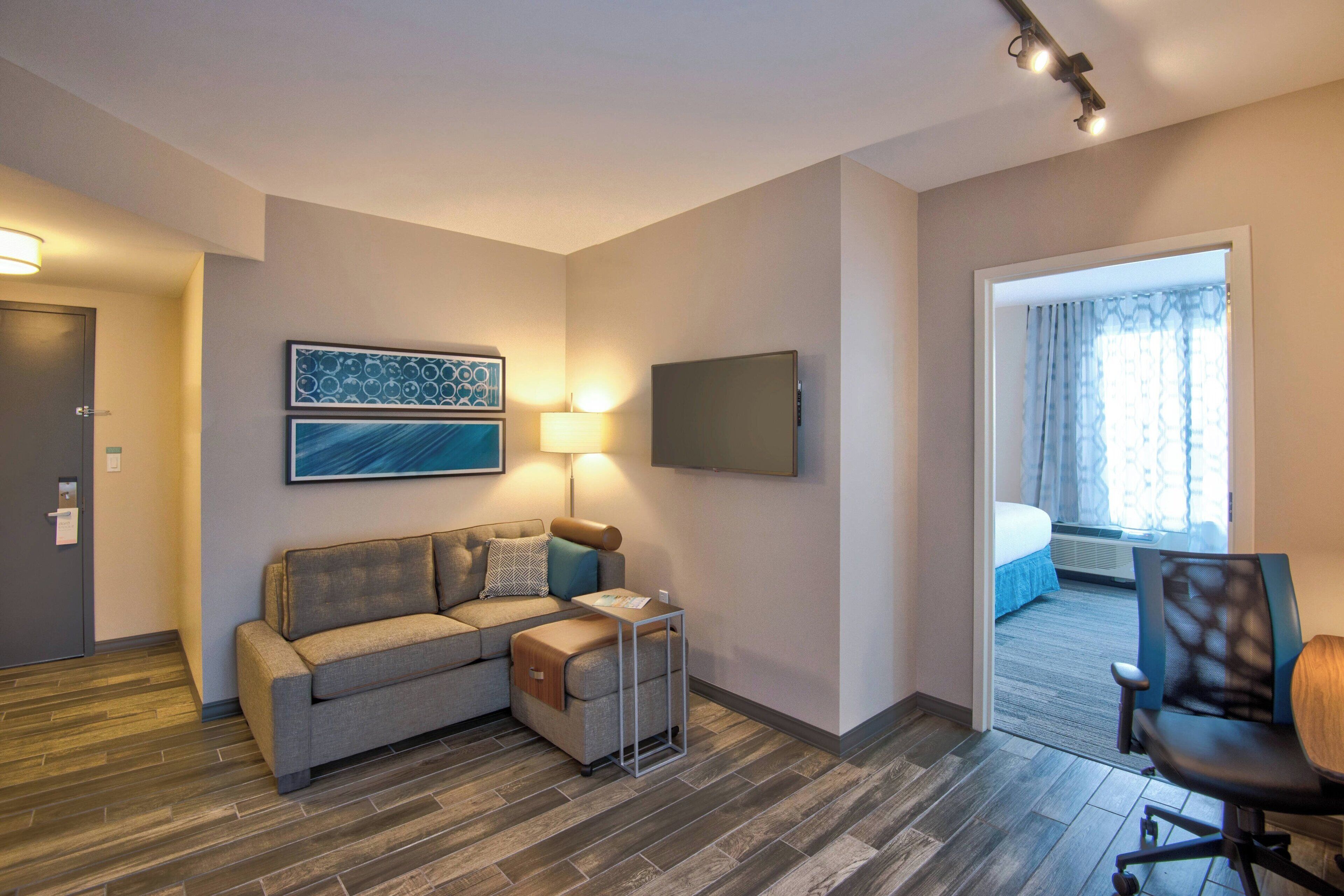 Suite, 1 habitación | Área de sala de estar | Televisión LED de 32 pulgadas con canales por cable, Smart TV y Netflix 