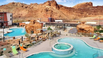 2 Außenpools, geöffnet von 08:00 Uhr bis 22:00 Uhr, Sonnenschirme