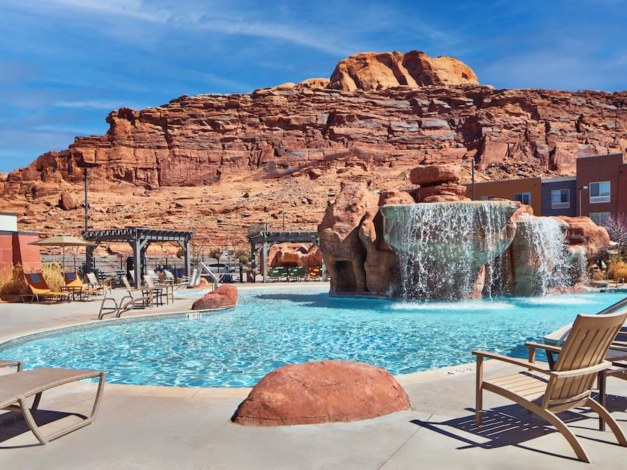 2 udendørs pools, åben fra kl. 08.00 til kl. 22.00, parasoller