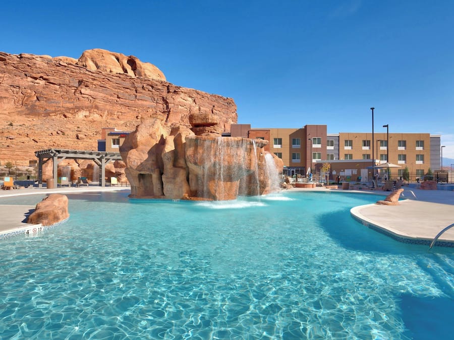 2 Außenpools, geöffnet von 08:00 Uhr bis 22:00 Uhr, Sonnenschirme