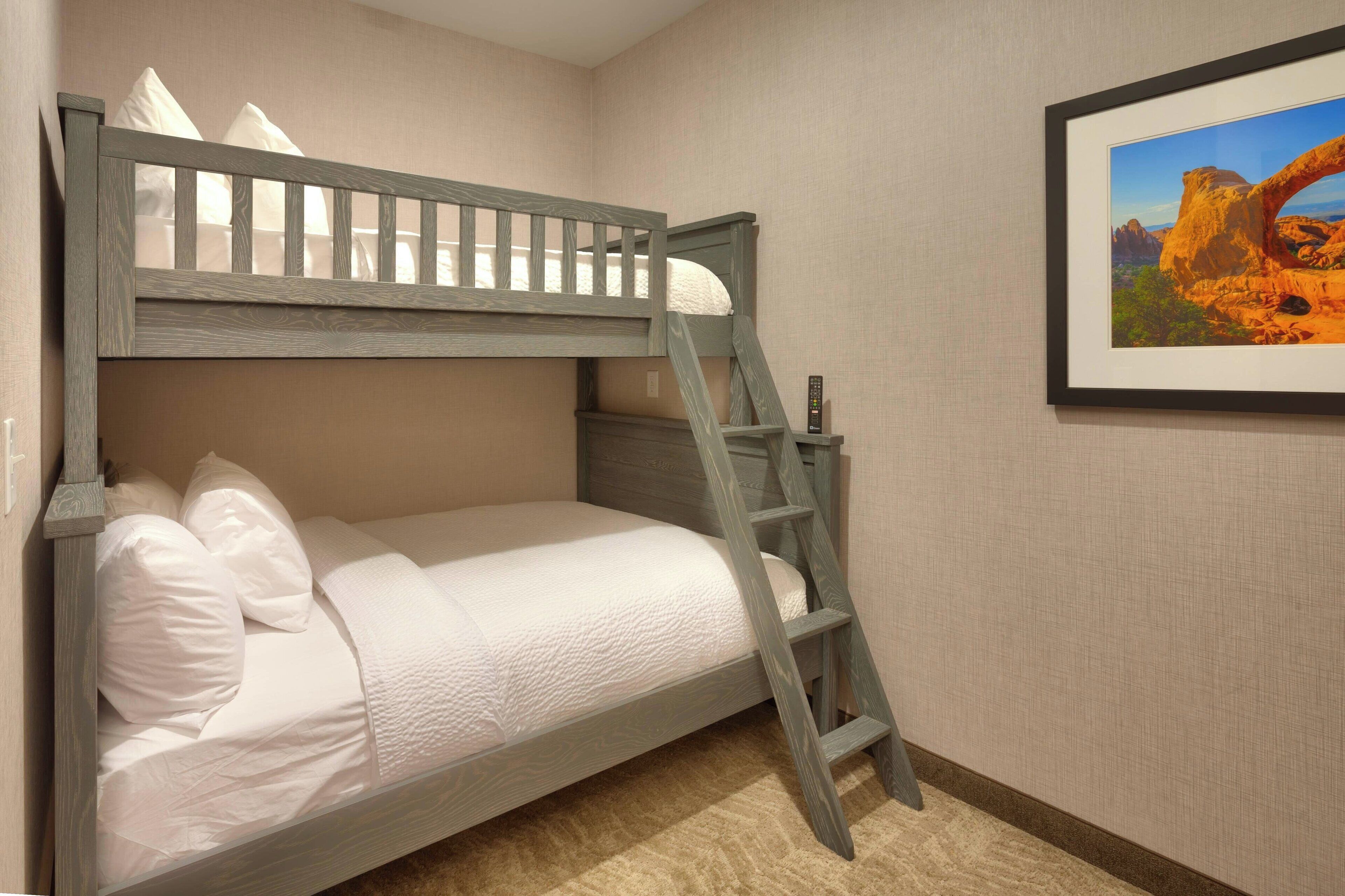 family suite, 1 double bed | 1 bedroom, premium bedding, in-room safe, desk