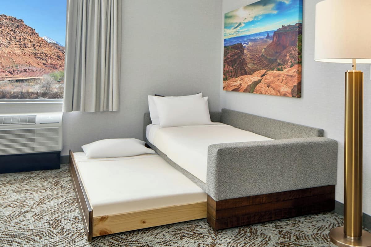 Premium bedding, in-room safe, desk, laptop workspace