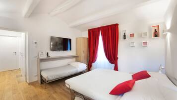 Camera familiare (raggiungibile con due rampe di scale) | Living room | 43-inch flat-screen TV with digital channels, TV