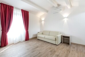 Camera familiare (raggiungibile con due rampe di scale) | Living room | 43-inch flat-screen TV with digital channels, TV - Apollo Guest House (Florence)