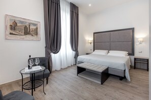 Deluxe tweepersoonskamer, balkon | Donzen dekbedden, pillowtop-bedden, een minibar, een kluis op de kamer