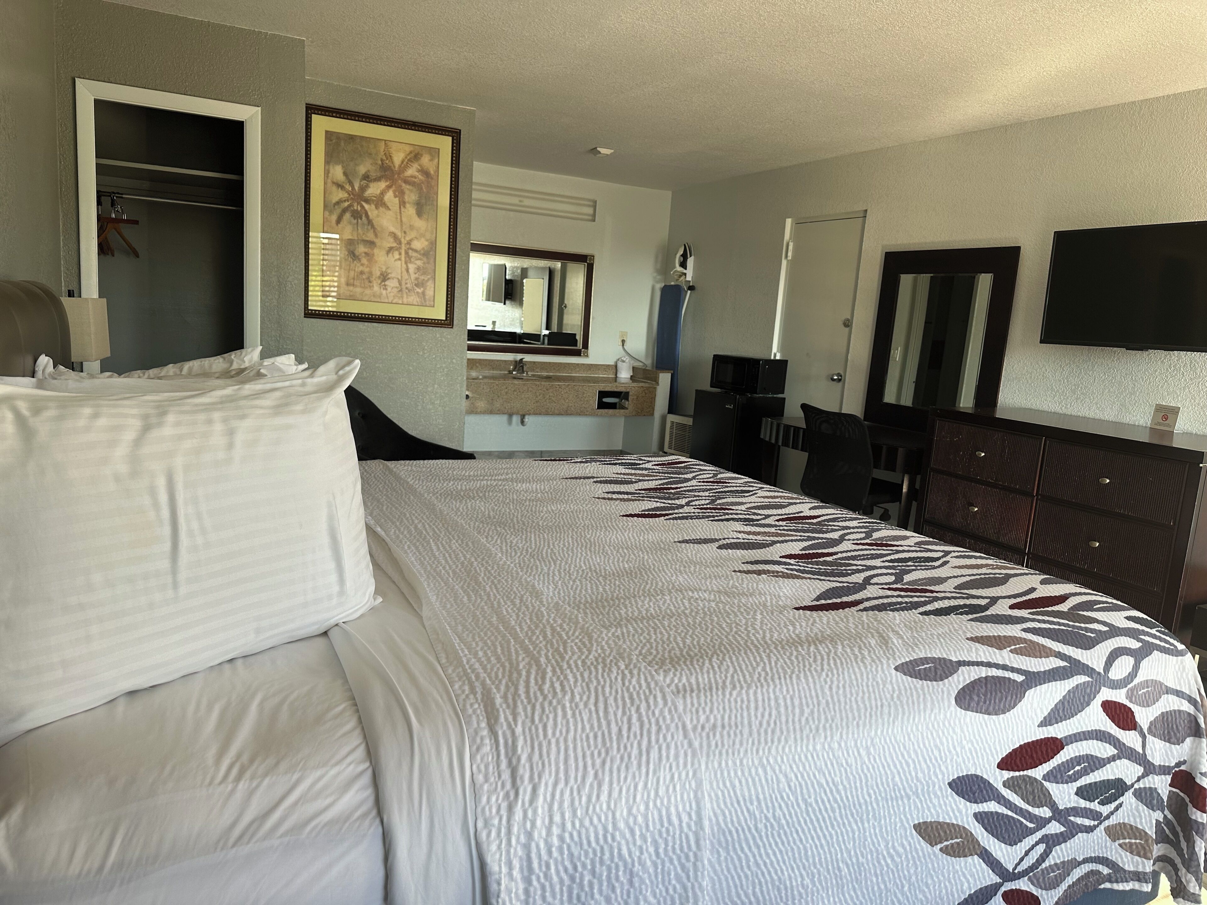 Enkeltrom – executive, 1 kingsize-seng | Sengetøy av topp kvalitet, skrivebord og skrivebord for bærbar PC