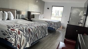 Quarto standard, 2 camas Queen | Roupas de cama premium, escrivaninha, espaço de trabalho para notebook
