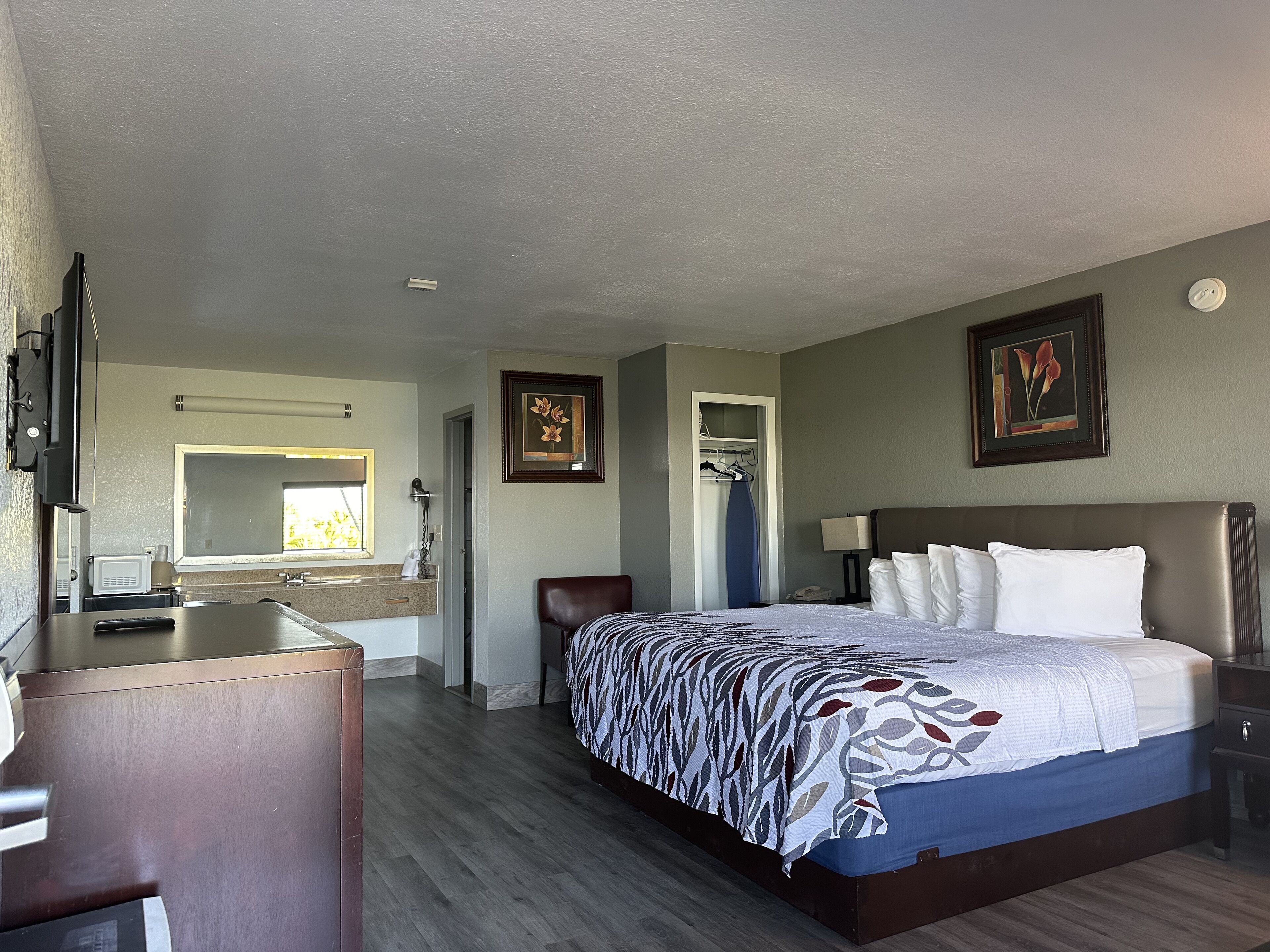 Enkeltrom – executive, 1 kingsize-seng, elveutsikt | Sengetøy av topp kvalitet, skrivebord og skrivebord for bærbar PC