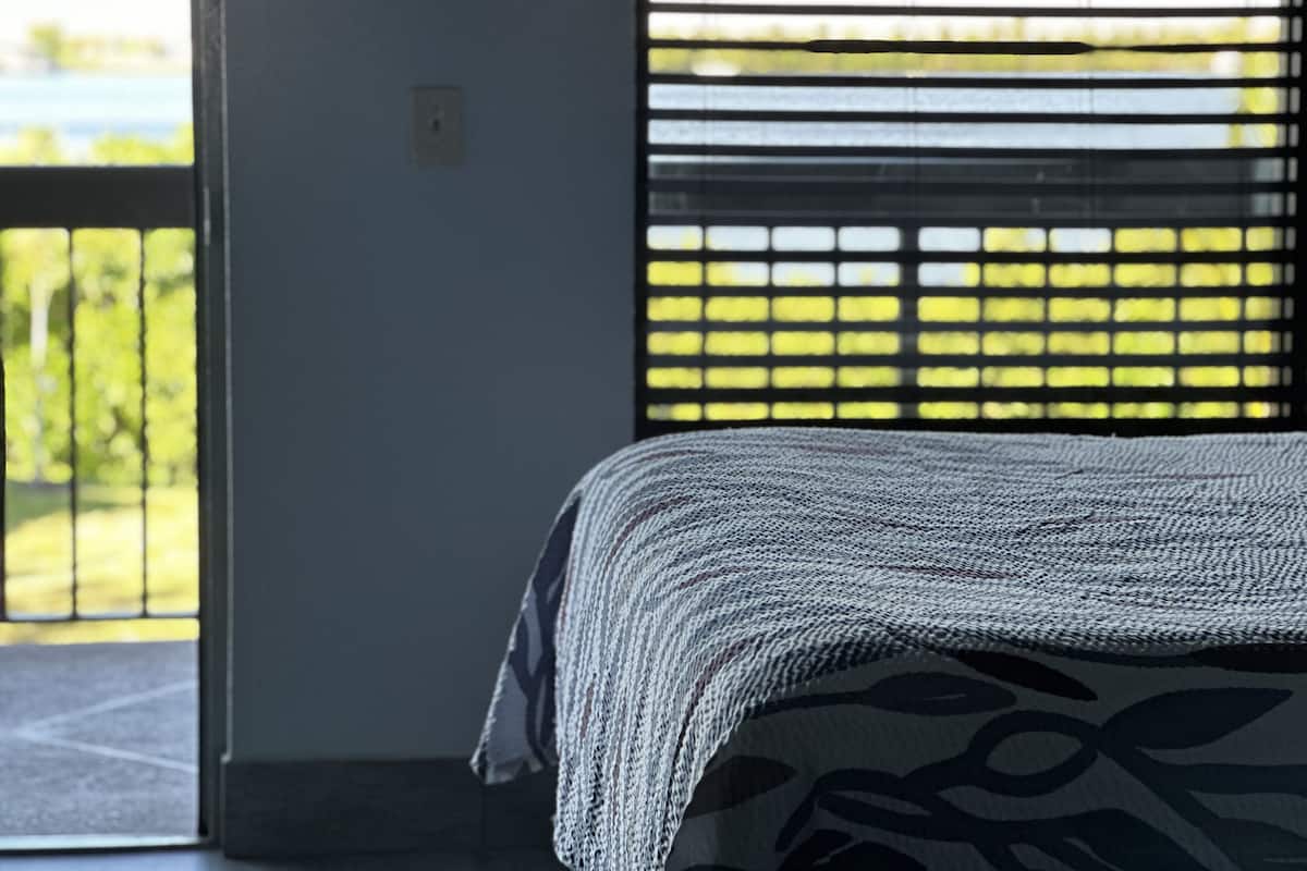 Premium bedding, desk, laptop workspace, WiFi (free)