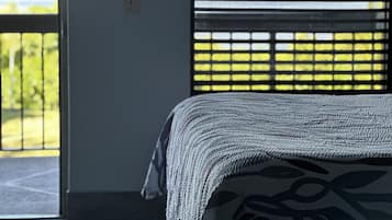 Seprai premium, meja kerja, ruang kerja ramah laptop, dan Wi-Fi gratis