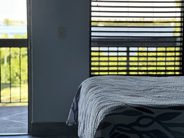 Premium bedding, desk, laptop workspace, free WiFi - Riverview Inn (North Fort Myers)