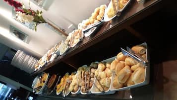 Café da manhã com buffet grátis todos os dias