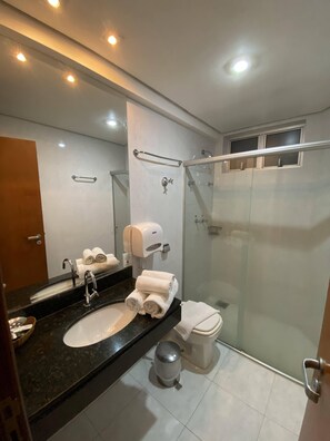 Shower, free toiletries, hair dryer, towels - Liber Hotel Nova Serrana (Nova Serrana)