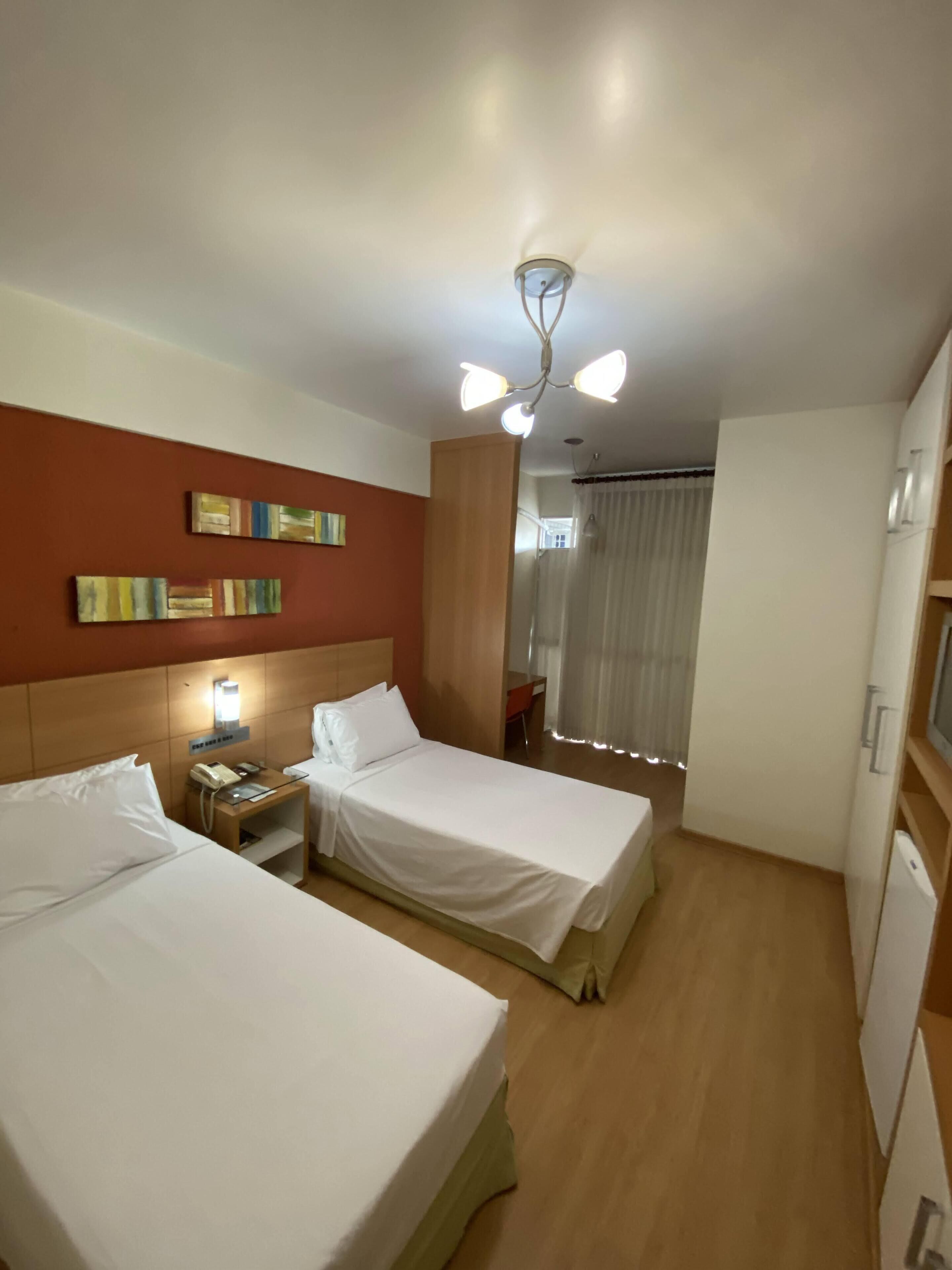 deluxe room | minibar, in-room safe, blackout curtains, soundproofing