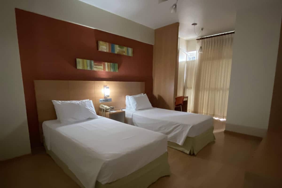 deluxe room | minibar, in-room safe, blackout curtains, soundproofing