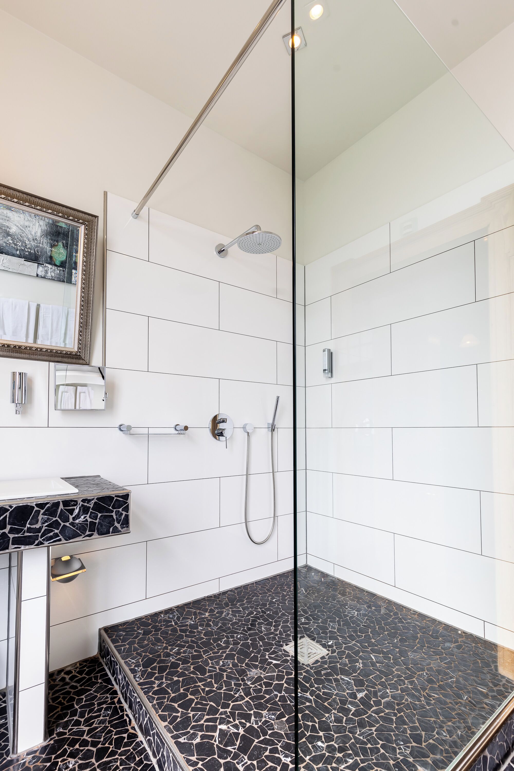 deluxe double room (beletage) | bathroom | free toiletries, hair dryer, bathrobes, slippers