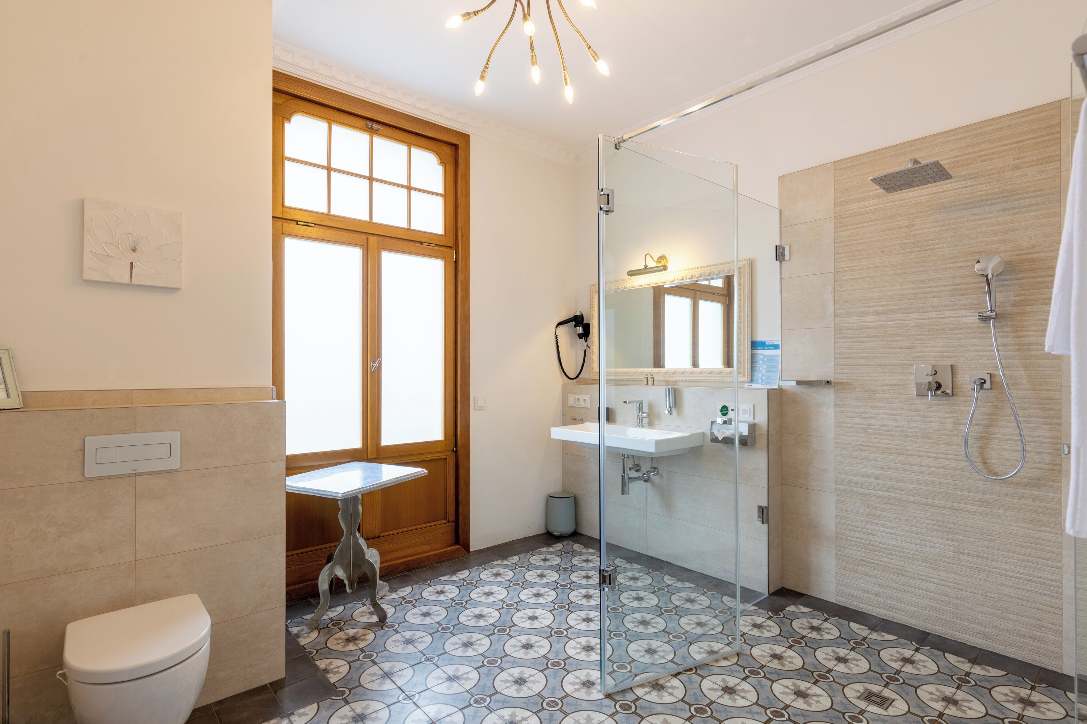 business single room (beletage) | bathroom | free toiletries, hair dryer, bathrobes, slippers