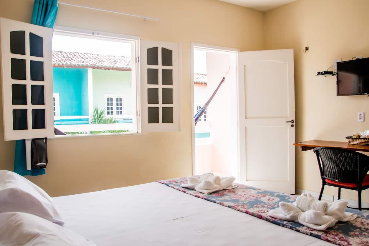 Minibar, caja fuerte, escritorio y cortinas opacas