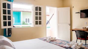 Minibar, caja de seguridad en la habitación y escritorio