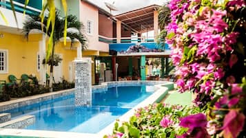 2 albercas al aire libre y camastros