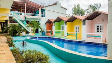 2 piscinas externas, espreguiçadeiras