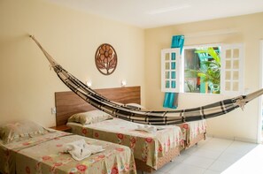 Chambre Triple | Minibar, coffres-forts dans les chambres, bureau, rideaux occultants