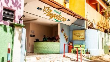 Vista frontal de la propiedad