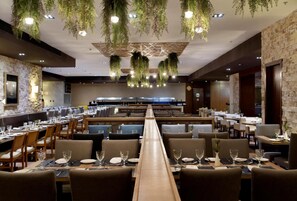 Café da manhã, almoço e jantar; culinária internacional