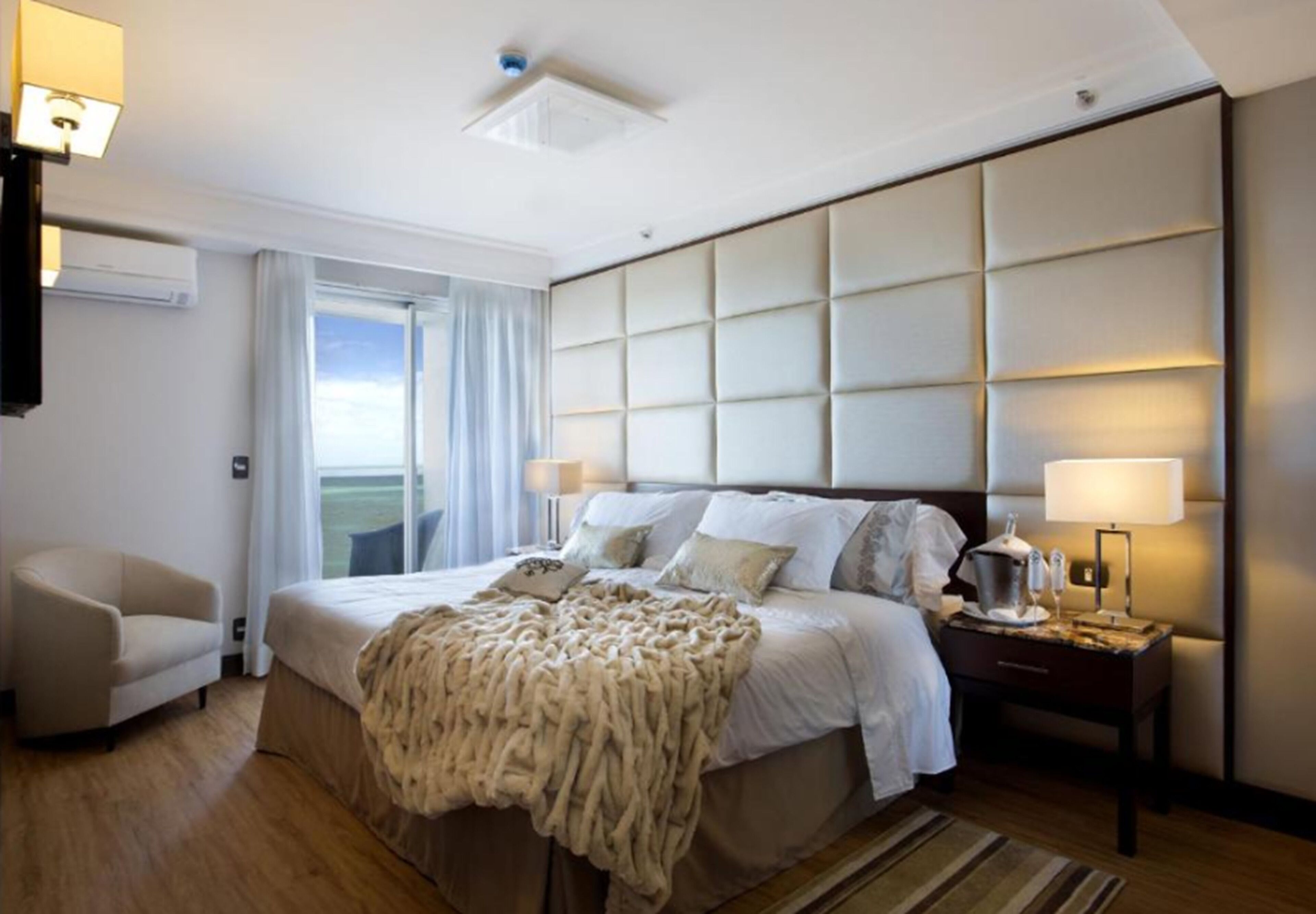 presidential room | minibar, in-room safe, desk, blackout curtains