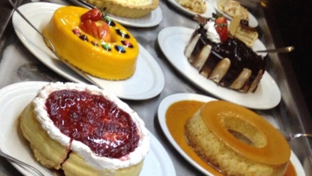A variety of desserts displayed in a buffet setting. - Royal Atlântica Macaé Hotel (Macaé)