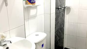 Douche, douche à « effet pluie », serviettes fournies