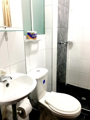 Doccia, soffione a pioggia, asciugamani