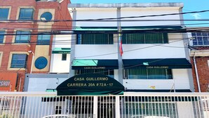 Un edificio con un letrero que dice "CASA GUILLERMO" y "CARRERA 20A #72A-17".