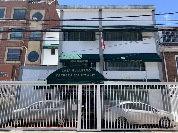 A building with a sign reading "CASA GUILLERMO" and "CARRERA 20A #72A-17". - Hotel Casa Guillermo (Bogotá)
